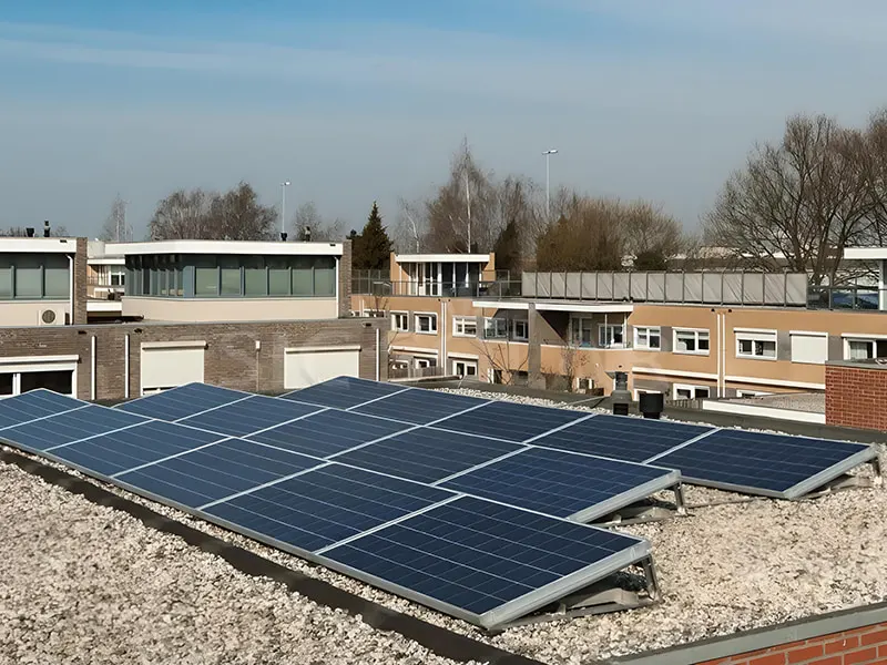 Panel Suria 8KW Dipasang Di Atas Bumbung Rata Di England
